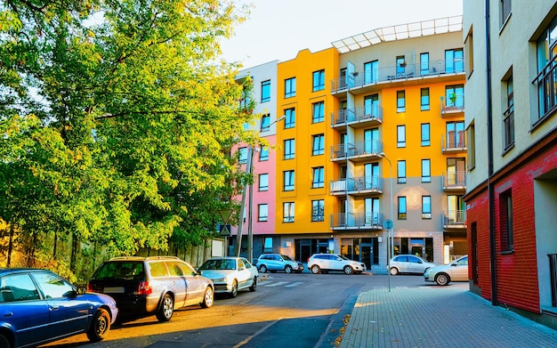 주거용 건물 외관에 아파트입니다. 유럽의 파란색 현대 집에서 주택 구조입니다. 여름에 도시 지구에 임대 주택입니다. 비즈니스 부동산 투자를 위한 아키텍처, 빌뉴스, 리투아니아.