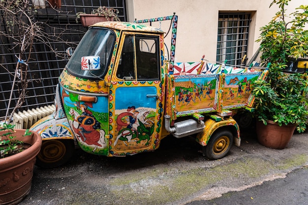 Foto scimmia con disegni siciliani a palermo