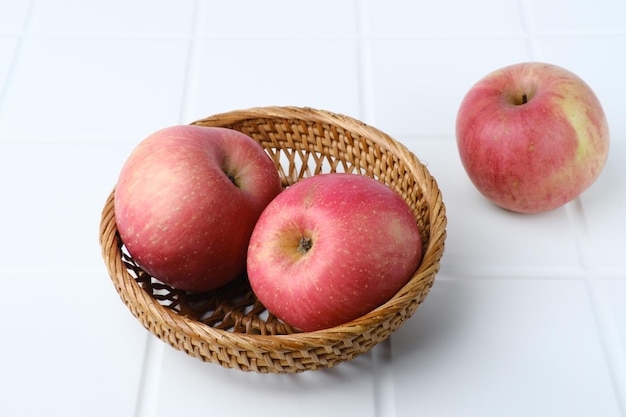 Apel Fuji 또는 Fuji Apple 건강 과일에는 섬유질과 비타민 C가 선별된 초점이 포함되어 있습니다.