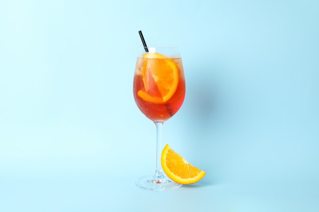 青色の背景にAperolスプリッツカクテル