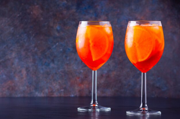 暗い背景にAperolスプリッツカクテル