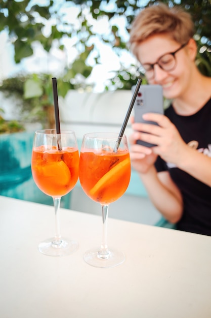 저녁 식사 테이블에 Aperol spritz 칵테일