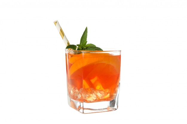 Aperol spritz cocktail geïsoleerd op een witte achtergrond
