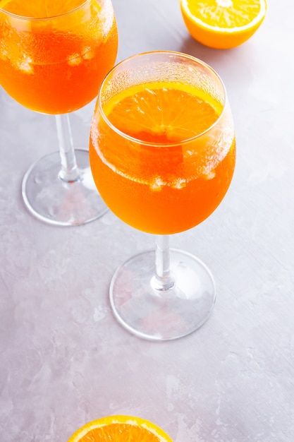 Aperol spritz коктейль на серой доске