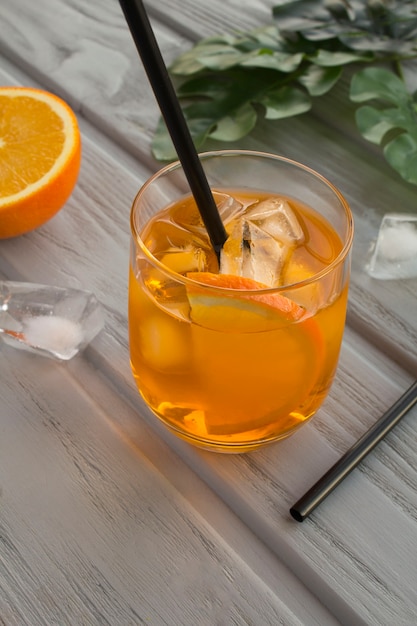 Aperol spritz cocktail in glas op de grijze houten achtergrond