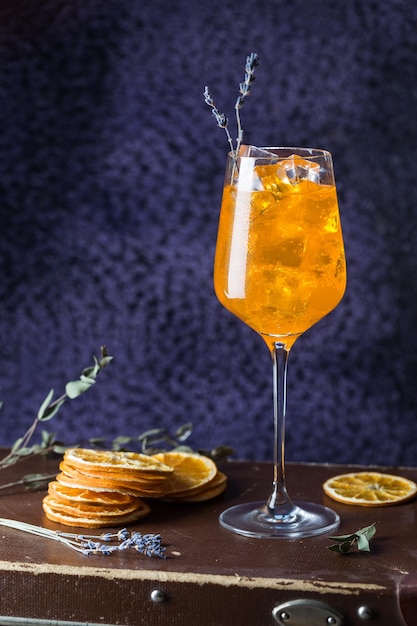 Aperol spritz cocktail in glas op donkere achtergrond