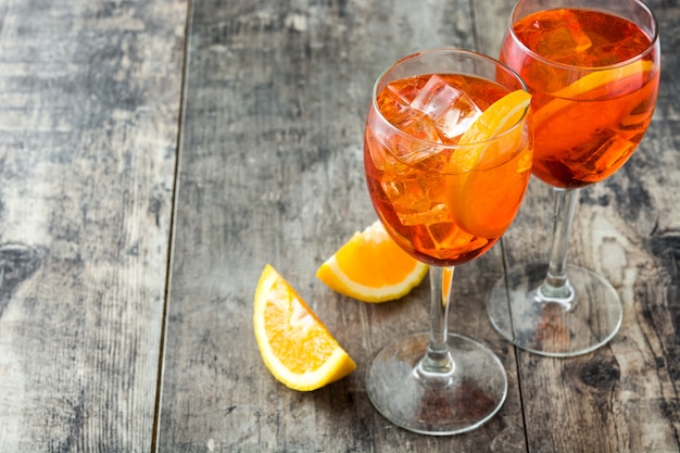 Aperol spritz cocktail in glas op houten tafel