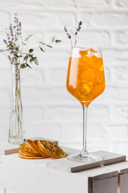 Aperol spritz cocktail in glas op witte achtergrond