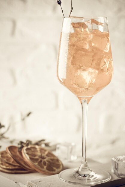 Foto aperol spritz cocktail in glas op witte achtergrond