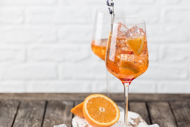 Foto aperol spritz cocktail in glas op witte achtergrond