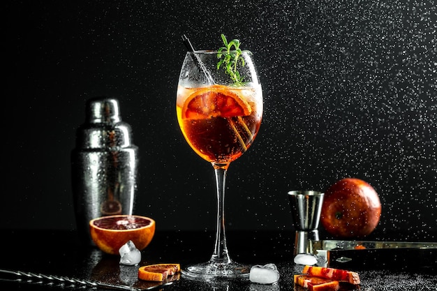 Aperol spritz cocktail in glas zomerstemming concept