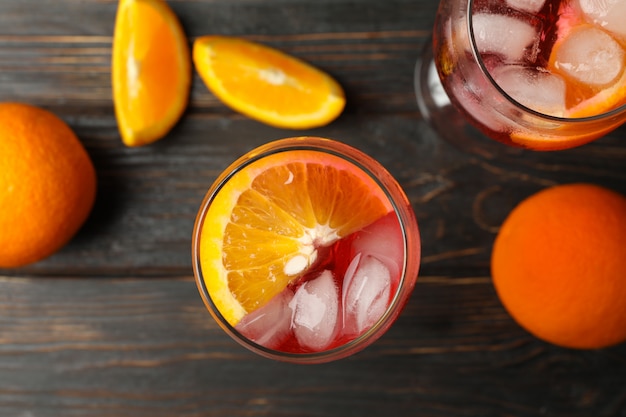 Aperol spritz cocktail op een houten achtergrond