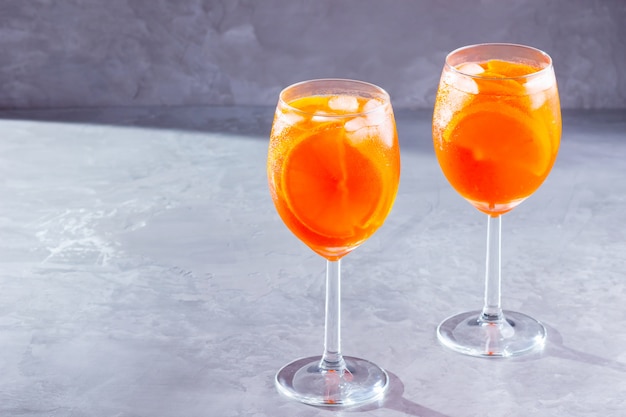 Aperol spritz cocktail op grijze achtergrond