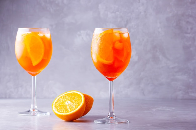 Aperol spritz-cocktail. Twee glazen aperol spritz met sinaasappelschil. Zomer Italiaanse cocktail