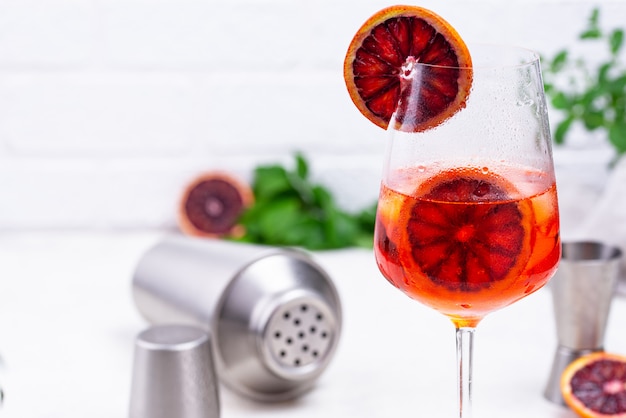 Photo aperol spritz cocktail with blood orange