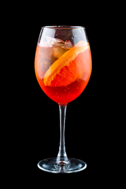 Photo aperol spritz cocktail with grapefruit on a dark background isolated