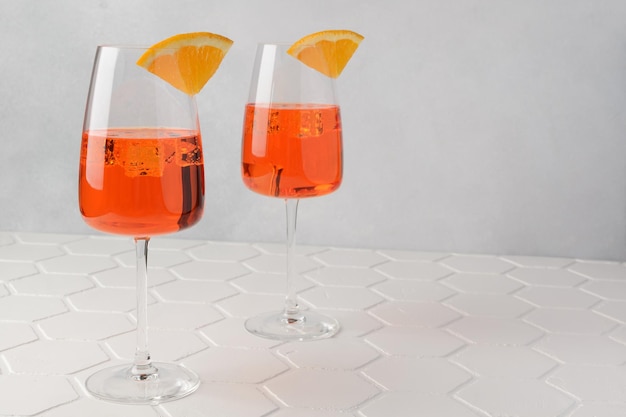 写真 アペロル・スプリッツ (aperol spritz) アペリティフ・プロセッコ・アイスオレンジのスライス白い背景のグラス