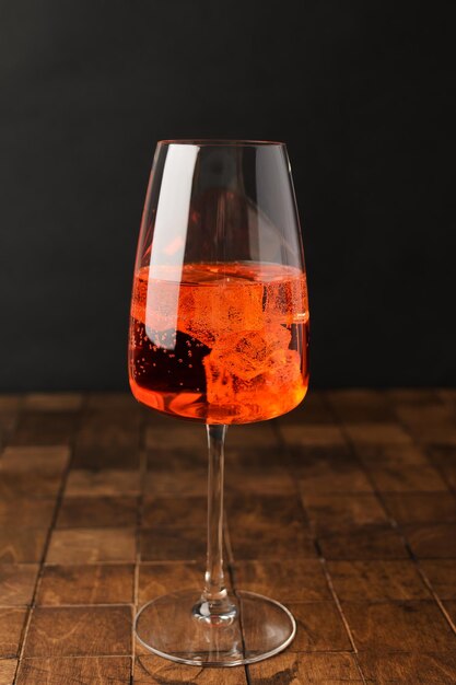 写真 アペロル・スプリッツ (aperol spritz) は白い背景のグラスでアペリティフ・プロセッコ・アイス (aperitif prosecco ice) を用いた寒い夏のカクテルですテキストのスペースをコピーしてください