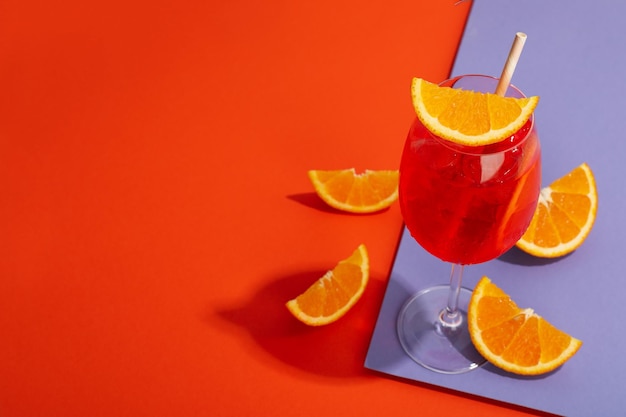 텍스트를 위한 Aperol Spritz 맛있는 여름 칵테일 공간