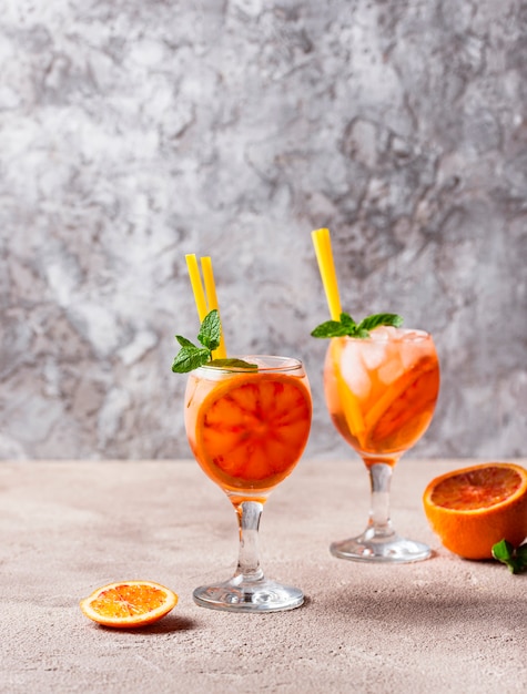 Aperol spritz, italiaanse cocktail met sinaasappel