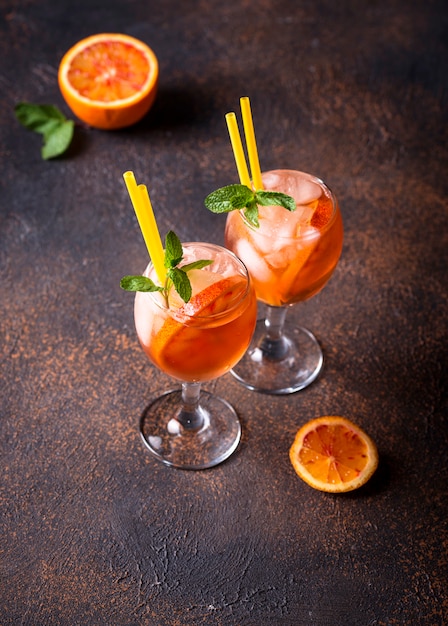 Aperol spritz, cocktail italiano con arancia