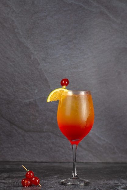 콘크리트 배경에 Aperol Spritz 열대 음료