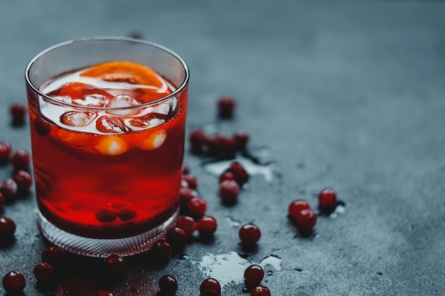 Photo aperol spritz with ice and cranberrie