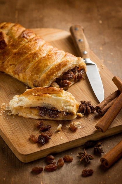 Apfelstrudel met kaneelstokje en krenten en rozijnen