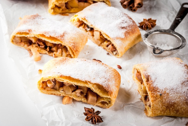 Apfelstrudel met noten, rozijnen, kaneel en poedersuiker