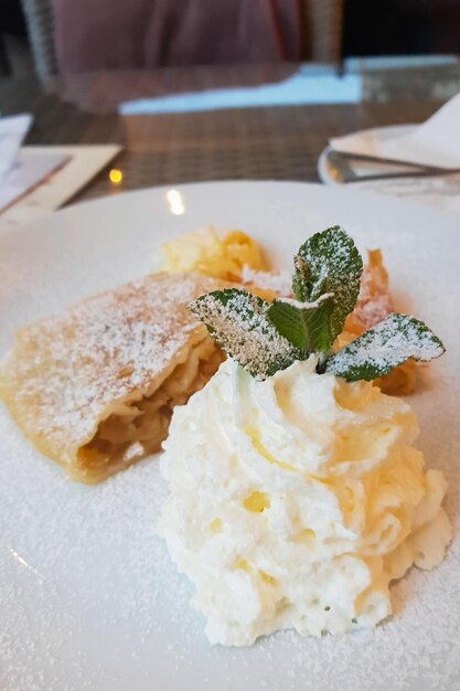 Foto apfelstrudel met roomijs en slagroom