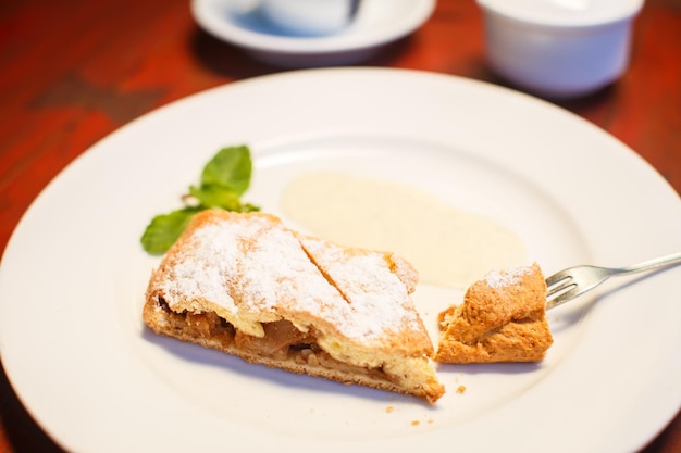 Apfelstrudel met saus en koffie