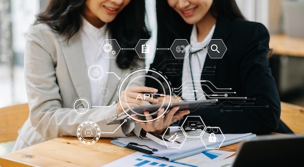 가상 화면 API 아이콘이 있는 노트북 태블릿과 스마트폰을 사용하는 API 애플리케이션 프로그래밍 인터페이스 여성 소프트웨어 개발 도구 최신 기술 및 네트워킹 개념xAxA