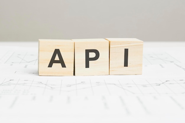 Api houten blokken woord op grijze achtergrond. api-afkorting voor applicatie-programmeerinterface, informatieconcepten.