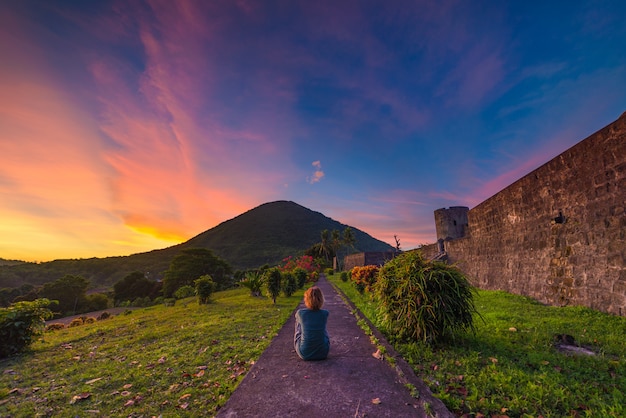 Apivulkaan bij zonsondergang, Bandaneira-fort, Maluku Moluccas Indonesië