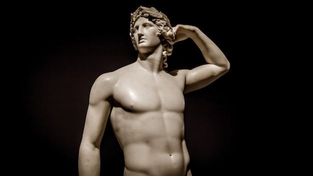 Apollo bekroont zichzelf het oude beeldhouwwerk van Antonio Canova in het Italiaanse museum