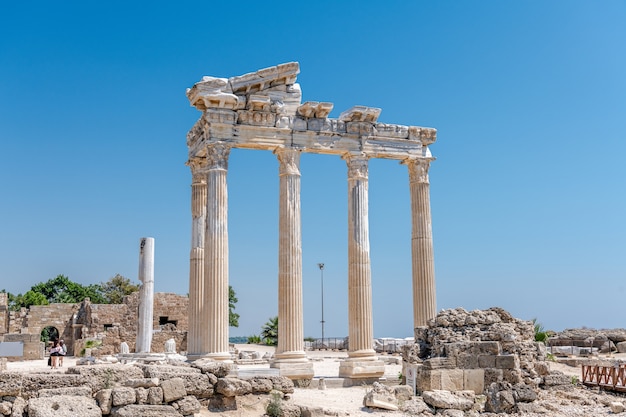 Foto apollo oude tempel colonnade ruïnes, side, antalya regio, turkije