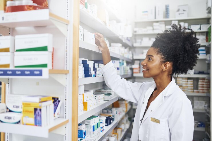 Foto apotheek medicijnen en vrouw op de plank om medische informatie voorraad inventaris of kwaliteitsbeveiliging receptabletten gezondheidsdienst en apotheker in de winkel met glimlach doos en farmaceutische geneesmiddelen