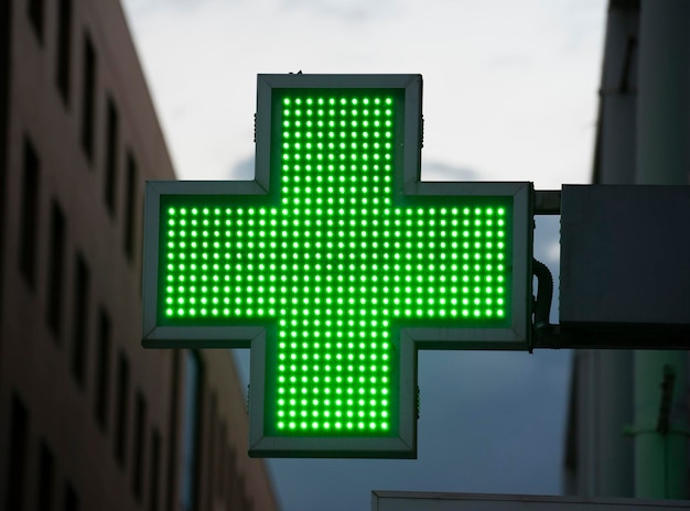 Apotheekbord in groene neon van Spanje aan de muur