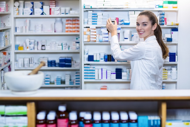 Foto apotheker die een geneesmiddel in apotheek controleert