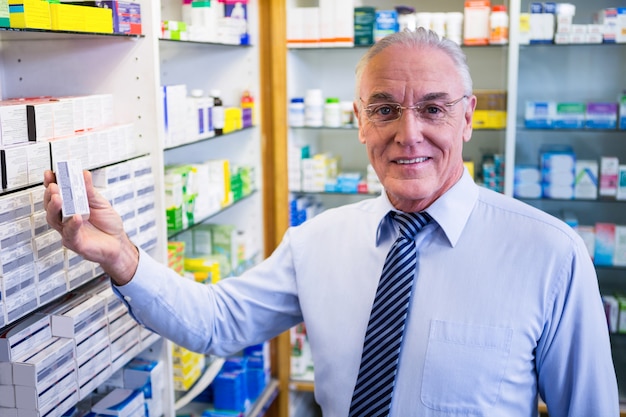 Apotheker die geneesmiddelen in apotheek controleert