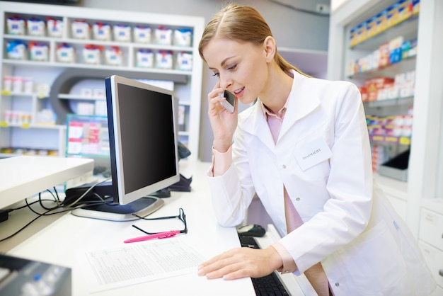 Apotheker in gesprek met klant door de telefoon