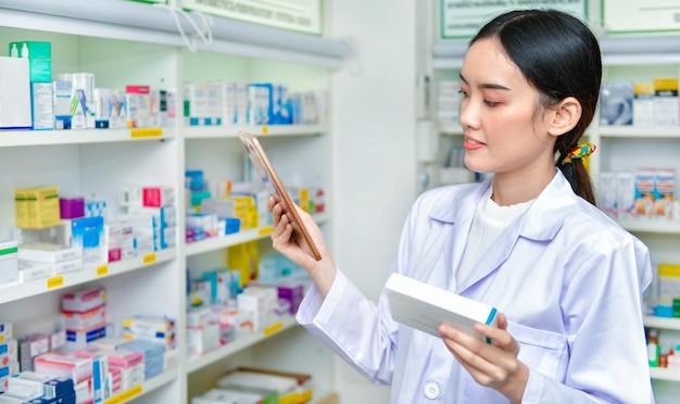 Apotheker met medicijndoos en touchpad voor zoekbalk tentoongesteld in apotheek