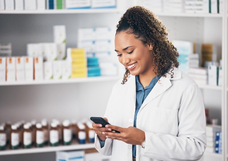 Foto apothekersglimlach en vrouw met smartphoneverbinding en telehealth met mobiele app sociale media en sms'en vrouwelijke werknemer blij persoon en zorgverlener met mobiel en chatten