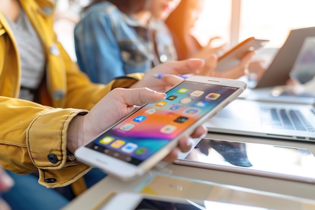 Разработчик приложений тестирует мобильное приложение на нескольких устройствах, кодирует программное обеспечение и тестирует инструменты.