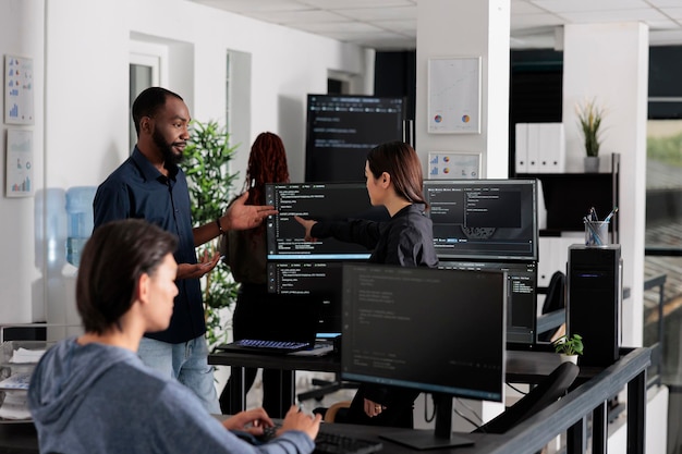 App-softwareontwikkelaar typt machine learning html-code op de computer, zittend aan een bureau in het big data-kantoor. Cloudprogrammeur werkt aan databasesysteem met coderingsscript in softwarebedrijf,