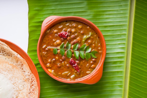Appam of velliappam of kallappam of paalappam, lekker, heerlijk ontbijtitem in Zuid-India en met een goede combinatie van kadala-curry of bengaalse gramcurry, geplaatst op een bananenblad.
