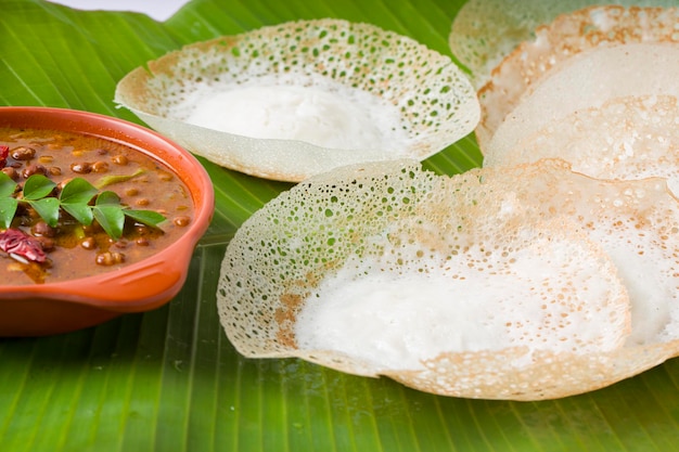 Foto appam of velliappam of kallappam of paalappam lekker heerlijk ontbijtproduct in zuid-india