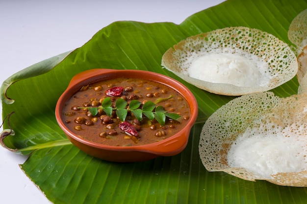 Foto appam o velliappam o kallappam o paalappam gustoso e delizioso articolo per la colazione nel sud dell'india