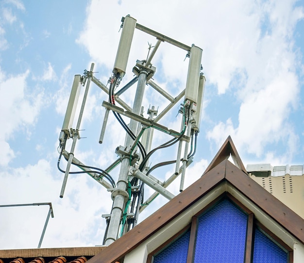 Apparaten en ontvangers Communicatiesignaal met antennes op de bovenkant van het gebouw