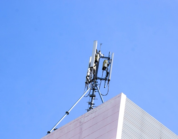 Apparaten en ontvangers Communicatiesignaal met antennes op de bovenkant van het gebouw